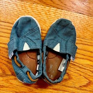 Tom’s kids shoes size T5